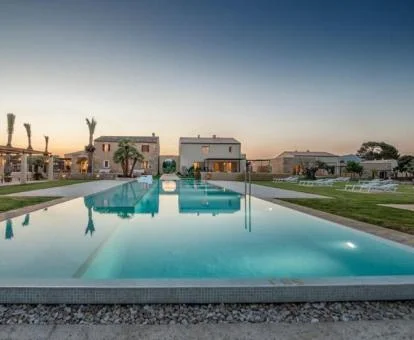 Fabuloso hotel rural con amplia piscina y villas independientes.