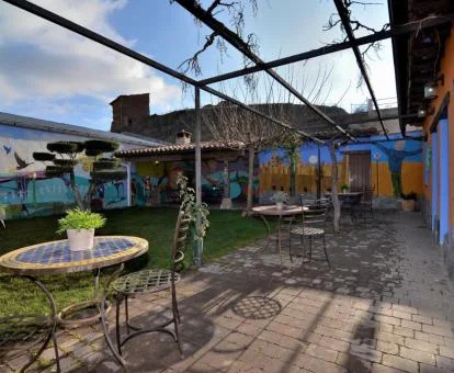 Hotel con encanto con zona exterior ajardinada y comedores.