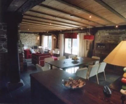 Acogedor espacio de uso compartido y ambiente rústico del hotel.