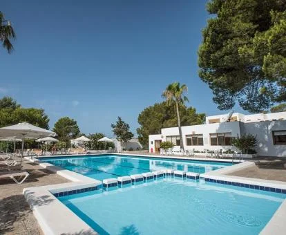 Zona exterior con piscinas de este complejo de bungalows.