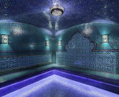 Elegante hammam del centro de bienestar del hotel.