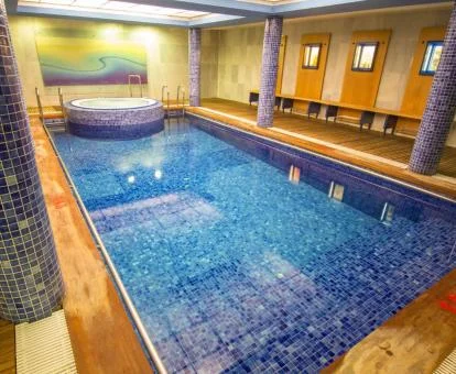 Piscina interior y jacuzzi de este hotel con encanto.