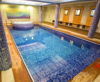 Piscina cubierta con elementos de hidroterapia del spa del hotel.