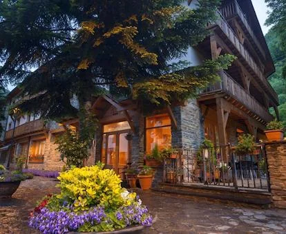 Edificio rodeado de preciosos jardines de este hotel con encanto.