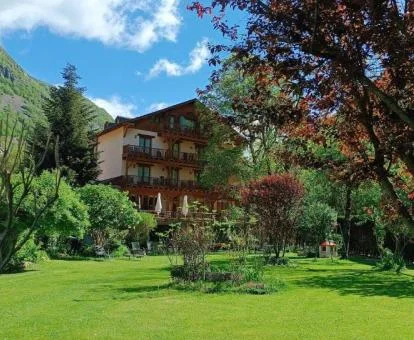 Hermoso hotel boutique rodeado de vegetación con amplios jardines.