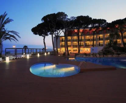 Bonito hotel a pie de playa con piscina y vistas al mar.