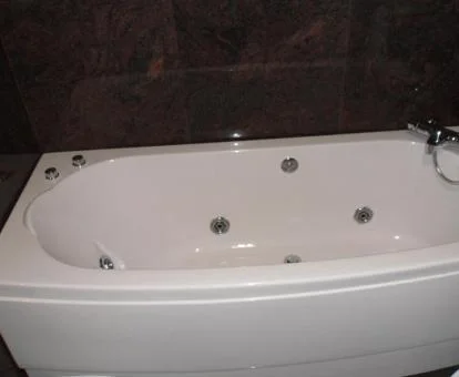 Bañera de hidromasaje privada del apartamento de dos dormitorios de este establecimiento.