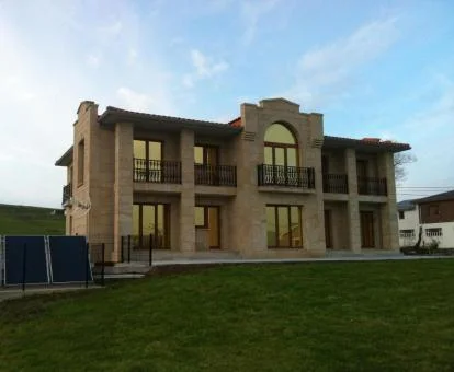 Edificio con amplioas jardines y apartamentos ideales para una escapada en pareja.