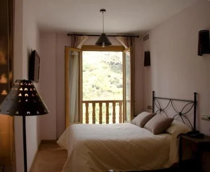 Una de las coquetas habitaciones con balcón y vistas del hotel.