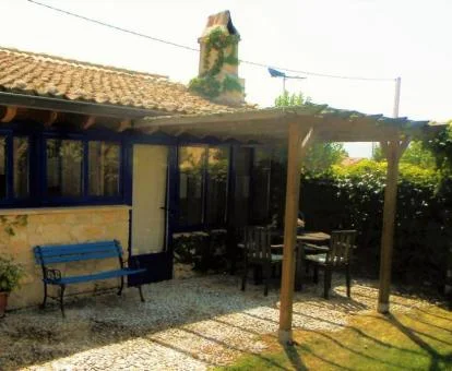 Casa rural independiente con zona exterior ideal para parejas.