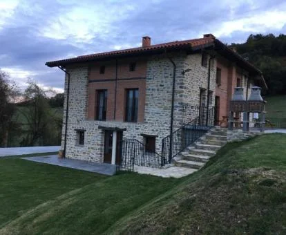 Edificio de este establecimiento rural rodeado de espacios verdes para explorar.