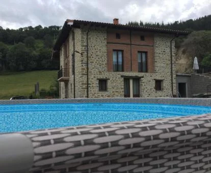 Hotel con encanto con piscina exterior y zonas al aire libre.