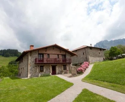 Hermoso hotel rural en un tranquilo entorno ideal para descansar y disfrutar del ecoturismo.