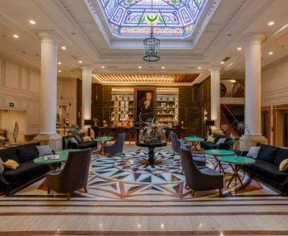 Espectacular salón común de este elegante hotel de lujo.