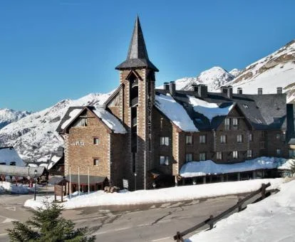 Precioso hotel de montaña rodeado de zonas nevadas.