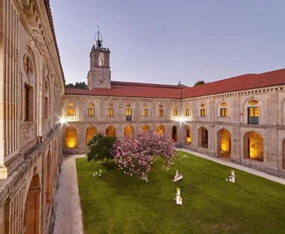 Precioso hotel con un precioso patio interior.
