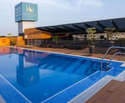 Agradable terraza con mobiliario y piscina en la azotea del hotel.