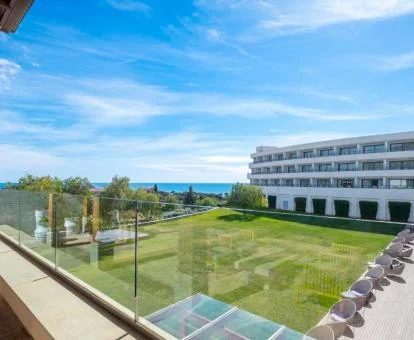 Hotel con encanto con amplias zonas exteriores cerca del mar.