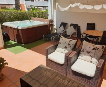 Amplia terraza con un gran jacuzzi privado de este apartamento.