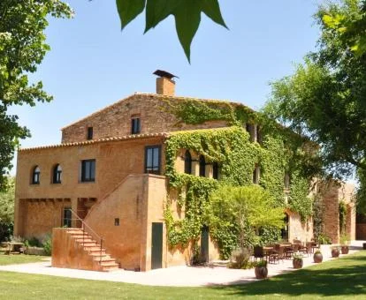 Precioso hotel rural rodeado de jardines.