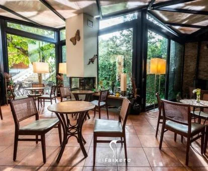 Coqueto comedor con vistas a los jardines del hotel.