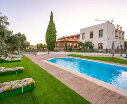 Hotel rural con amplia zona exterior y piscina al aire libre.