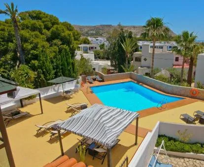 Terraza solarium con piscina y vistas de este acogedor hotel en un entorno tranquilo para explorar.