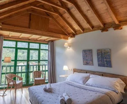 Una de las hermosas habitaciones con vistas al campo de este hotel rural.