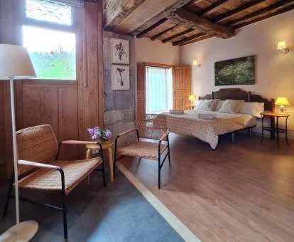 Una de las amplias habitaciones de estilo tradicional del hotel.