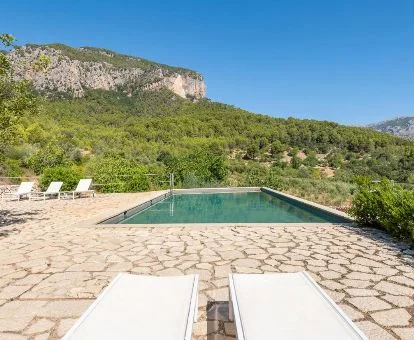 Terraza con piscina y fabulosas vistas a la naturaleza que rodea este hotel rural.