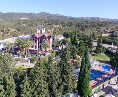 Hermoso edificio de este hotel rural en medio de un tranquilo entorno para disfrutar de la vida rural.