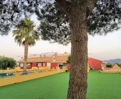 Establecimiento rural con amplias zonas exteriores y varios tipos de alojamientos.