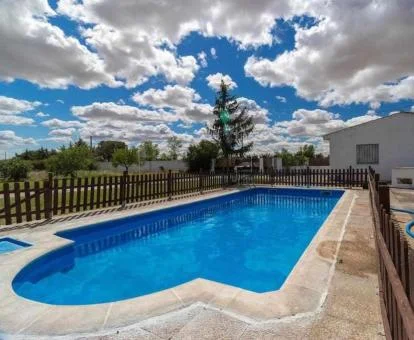 Zona exterior con piscina y vistas a la naturaleza de esta casa independiente.
