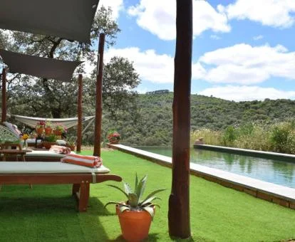 Maravillosa zona exterior con piscina y solarium rodeada de naturaleza de este establecimiento rural.