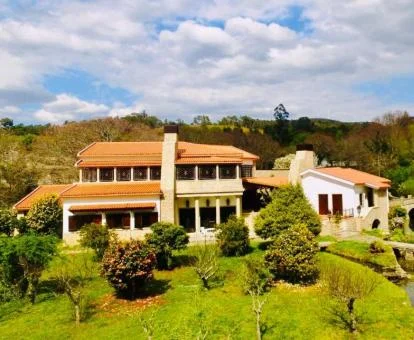 Precioso edificio de este establecimiento rural rodeado de vegetación.