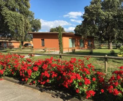 Establecimiento rural rodeado de amplios jardines con vegetación.