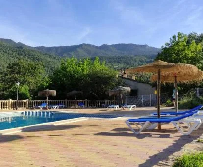 Exteriores con piscina y vistas a la naturaleza de este establecimiento rural.