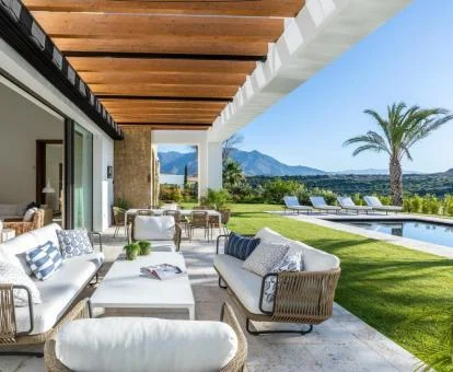 Terraza con zonas exteriores con acceso directo al jardín y piscina del hotel.