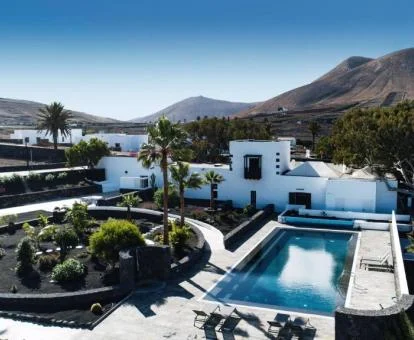 Vista aérea de este establecimiento rural con piscina exterior y jardines.