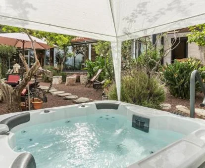 Acogedora terraza amueblada con jacuzzi de este precioso alojamiento.