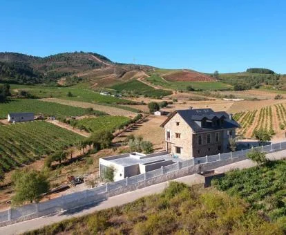 Precioso hotel rural rodeado de naturaleza y viñedos en una zona tranquila.