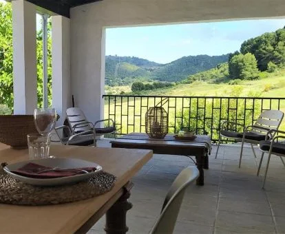 Terraza con mobiliario y hermosas vistas a la naturaleza de esta casa independiente.