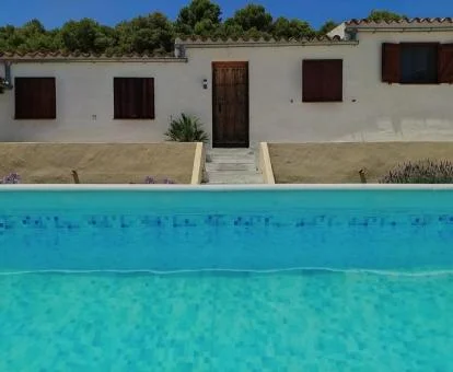 Acogedora casa rural independiente con piscina privada al aire libre. 