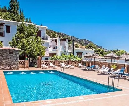 Hermosa finca rural en medio de la naturaleza con piscina exterior y vistas.