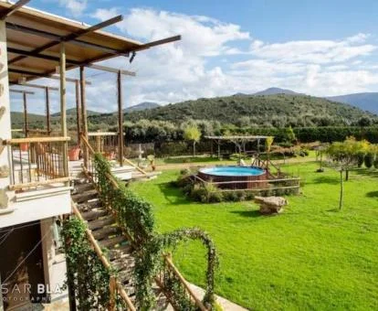 Espectaculares jardines con piscina y vistas a la naturaleza que rodea el hotel.