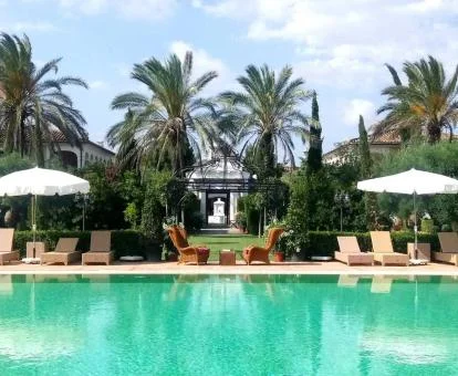 Fabuloso hotel con encanto rodeado de vegetación con piscina al aire libre.