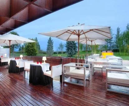 Amplia terraza con mobiliario y vistas de este coqueto hotel.