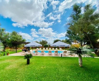 Amplia zona exterior con piscina y jardines de este hotel rural.