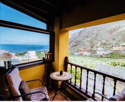 Balcón con vistas al entorno natural que rodea este acogedor hotel.