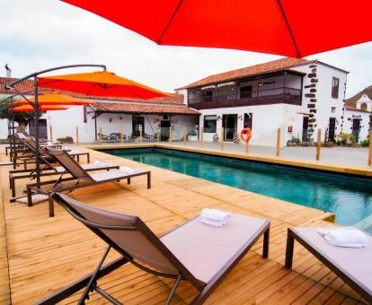 Zona interior con piscina y solarium de este hotel boutique.